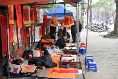 Ông đồ nằm gác chân trong sáng Mồng Một